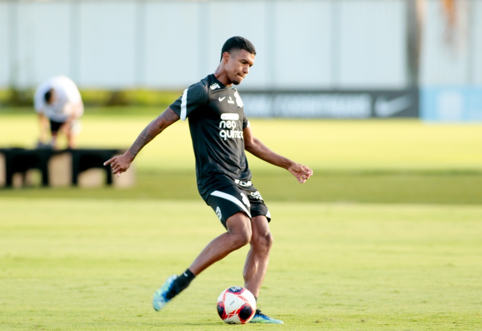 No CT Dr. Joaquim Grava, atacante Léo segue em treinamento sob o comando de Vagner Mancini