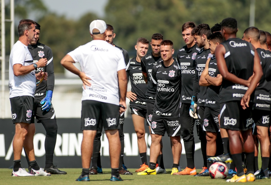 Vagner Mancini palestra para o elenco durante atividades no CT Joaquim Grava, do Corinthians