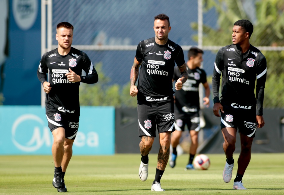 Ramiro, Luan e Lo Natel durante atividade do Corinthians no CT Joaquim Grava