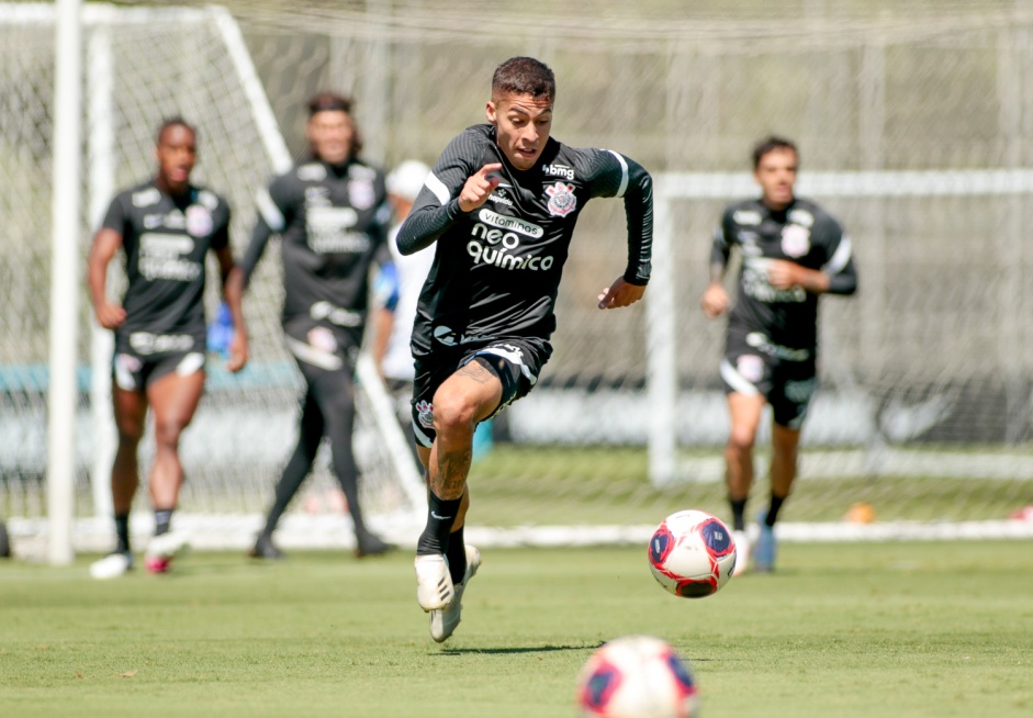 Gabriel Pereira durante treinamento do Corinthians no CT