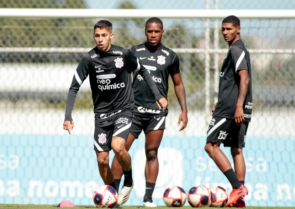 Gabriel Pereira, Xavier e Antony durante treinamento do Corinthians no CT