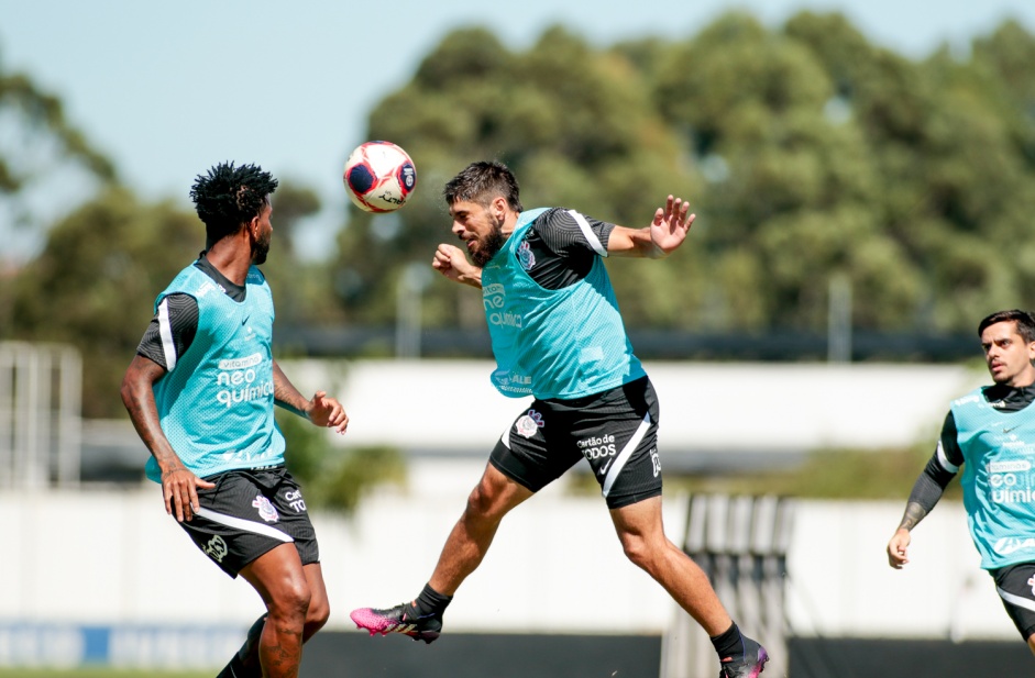 Gil e Mndez durante treinamento do Corinthians no CT