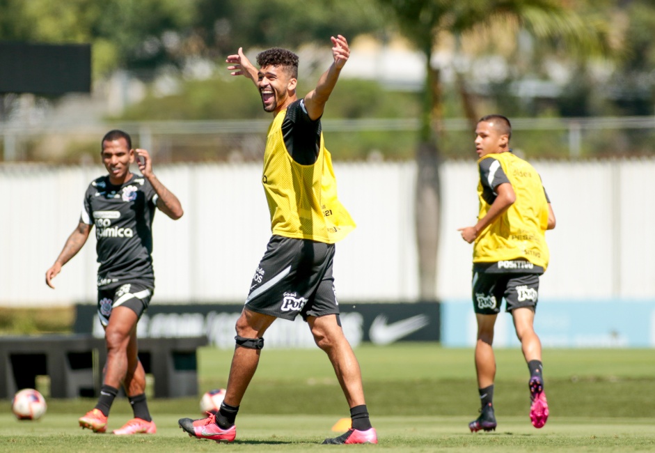 Lo Santos durante treinamento do Corinthians no CT