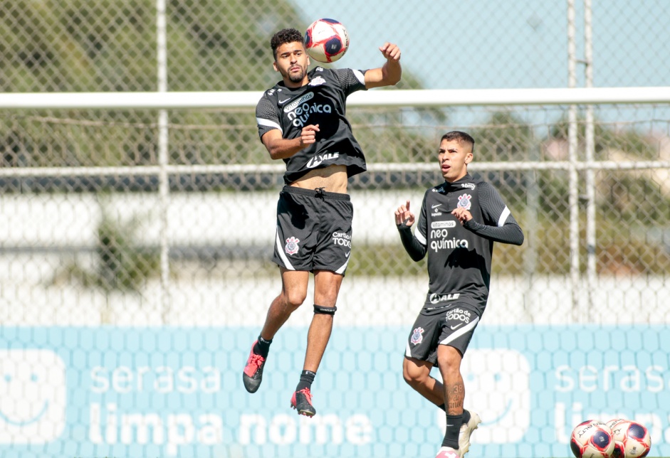 Lo Santos durante treinamento do Corinthians no CT
