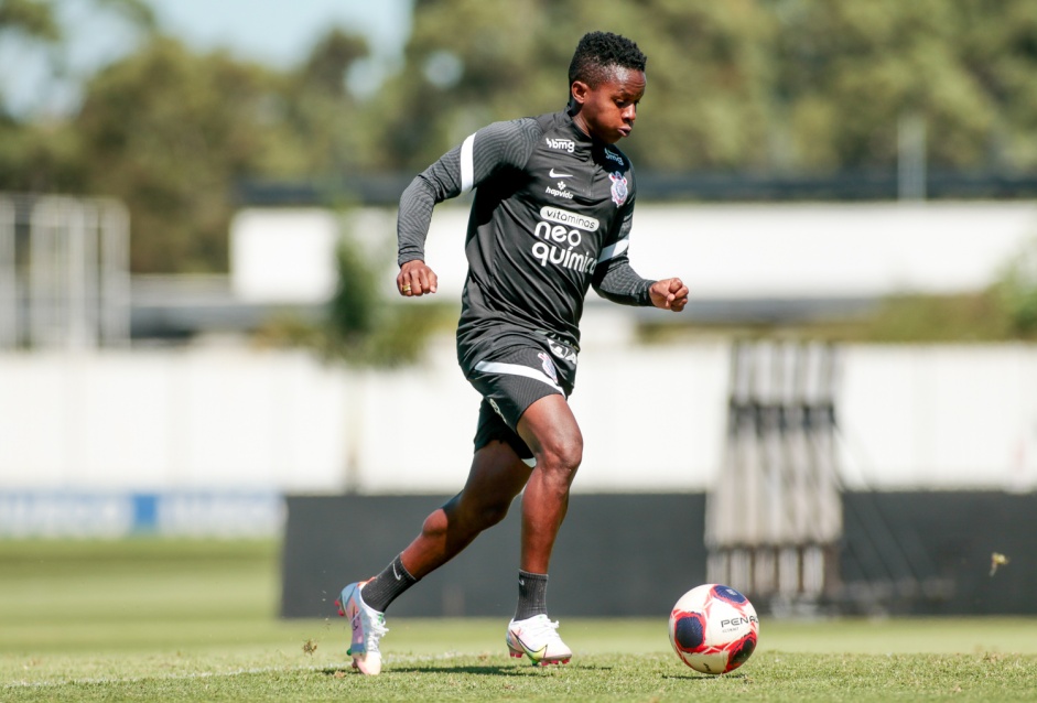 Meia Cazares durante treinamento do Corinthians no CT