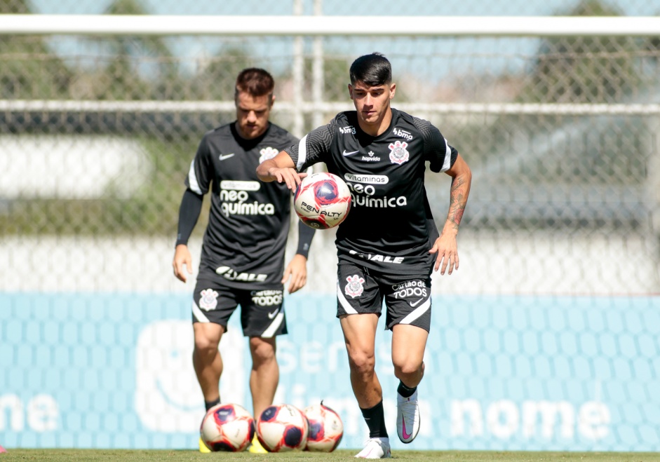 Ramiro e Araos durante treinamento do Corinthians no CT