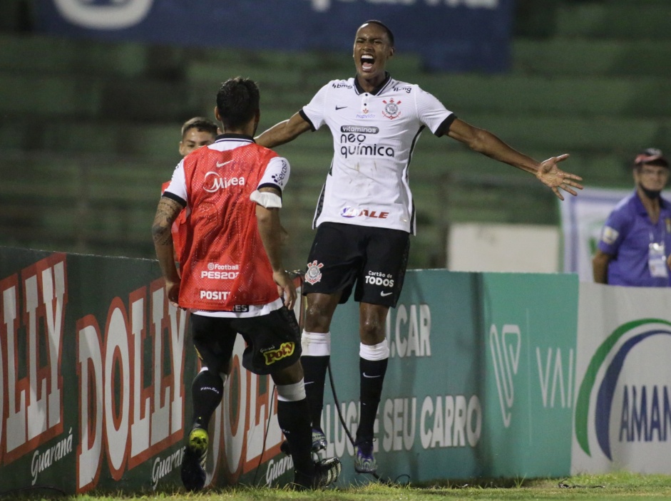 Cau anotou o gol da vitria do Corinthians sobre o Guarani, pelo Campeonato Paulista