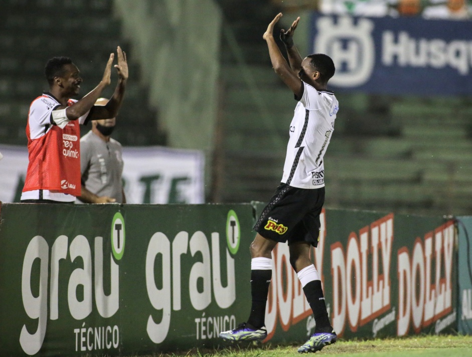 Cauê vai à beira do gramado comemora seu gol com Jô; jovem anotou contra o Guarani, em Campinas