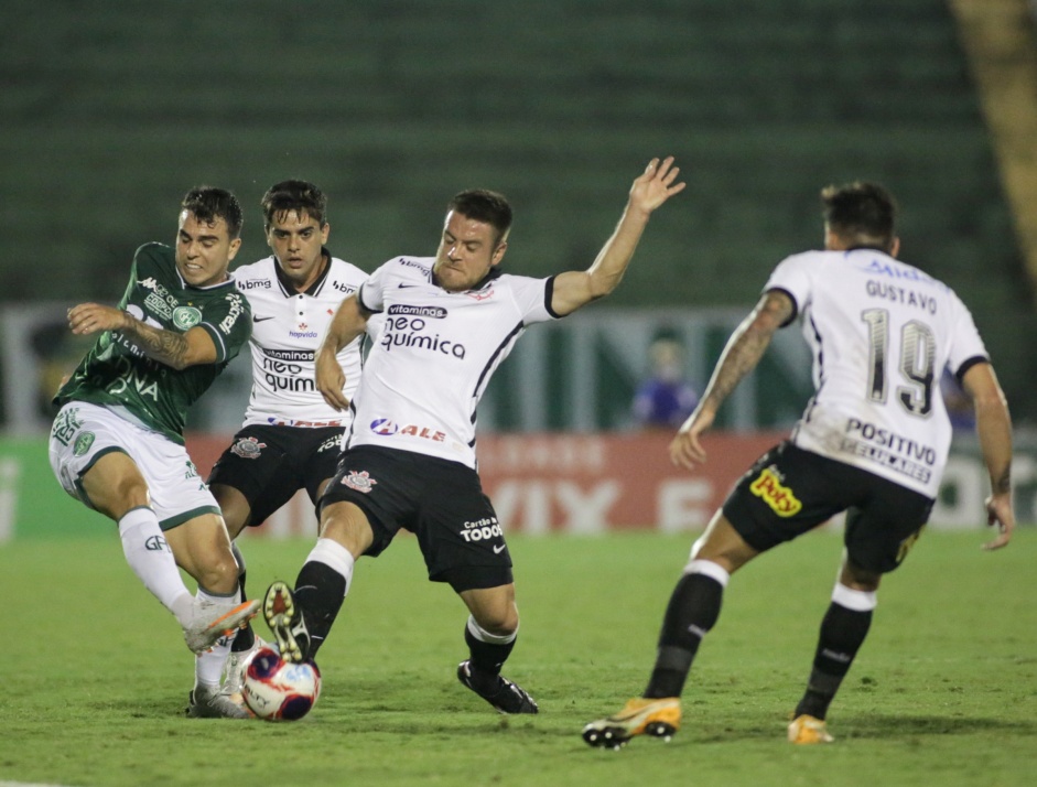 Fagner, Ramiro e Mosquito em ao no duelo entre Corinthians e Guarani, no Brinco de Ouro