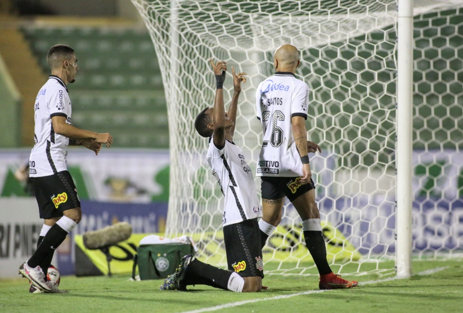 Gabriel, Cauê e Fábio Santos comemorando o gol da joia da base no jogo entre Corinthians e Guarani