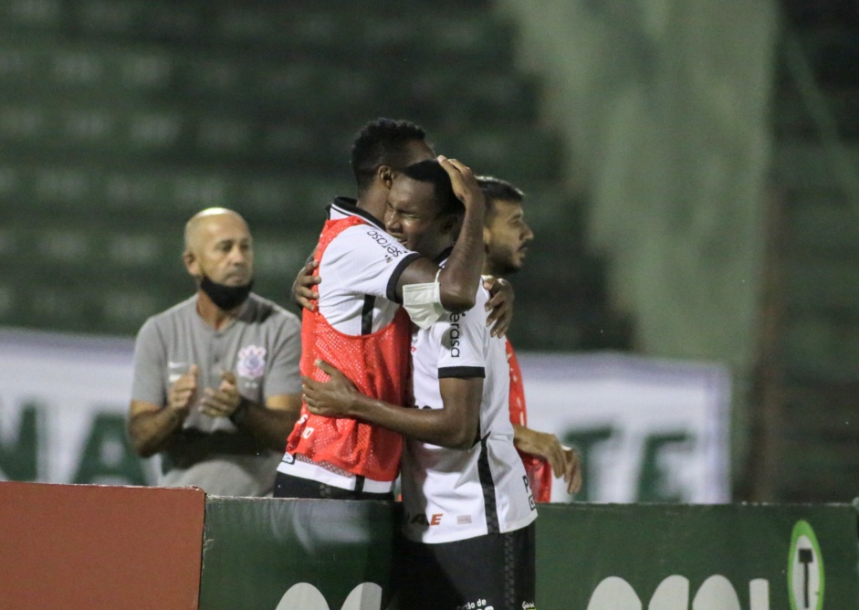 J abraa Cau em comemorao ao gol marcado pelo garoto, contra o Guarani