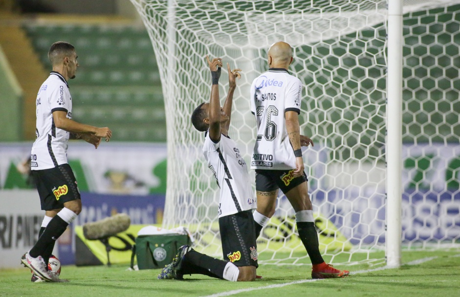 Cauê eufórico com seu gol contra o Guarani, pelo Paulistão
