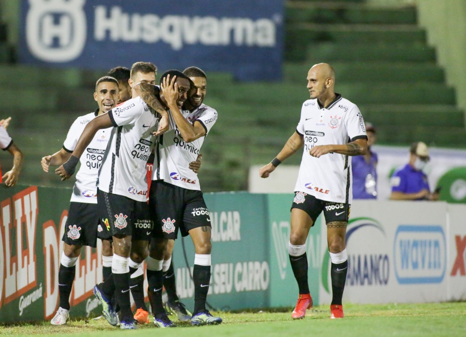 Elenco se reúne para comemorar o gol de Cauê contra o Guarani, pelo Campeonato Paulista