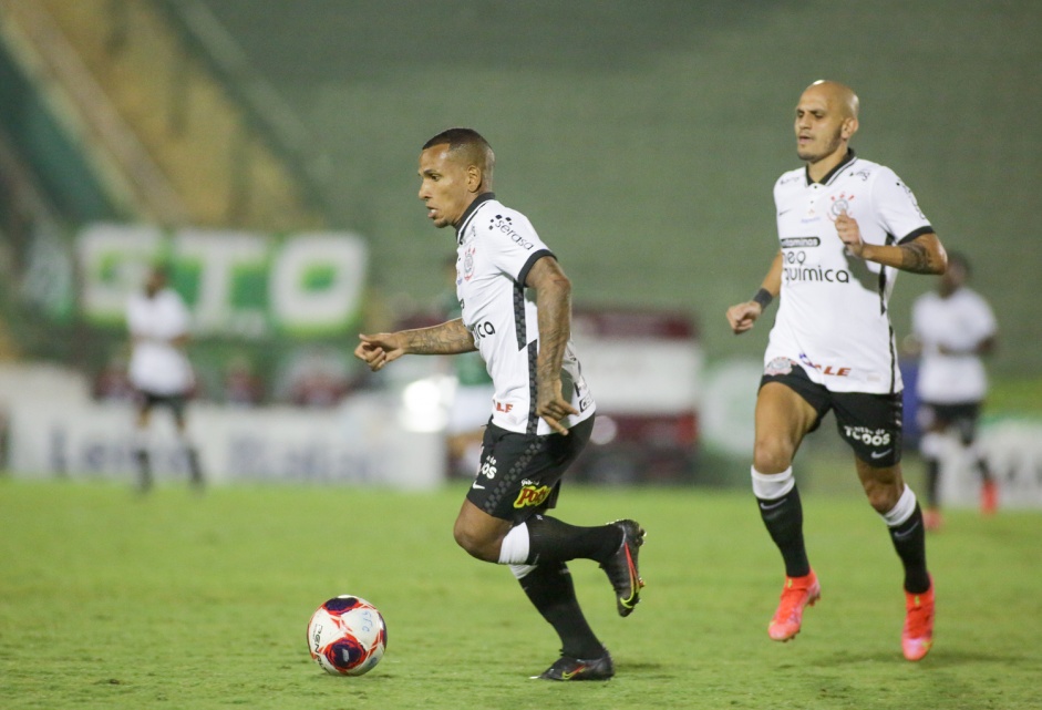 Otero e Fábio Santos no jogo disputado entre Corinthians e Guarani, pelo Paulista