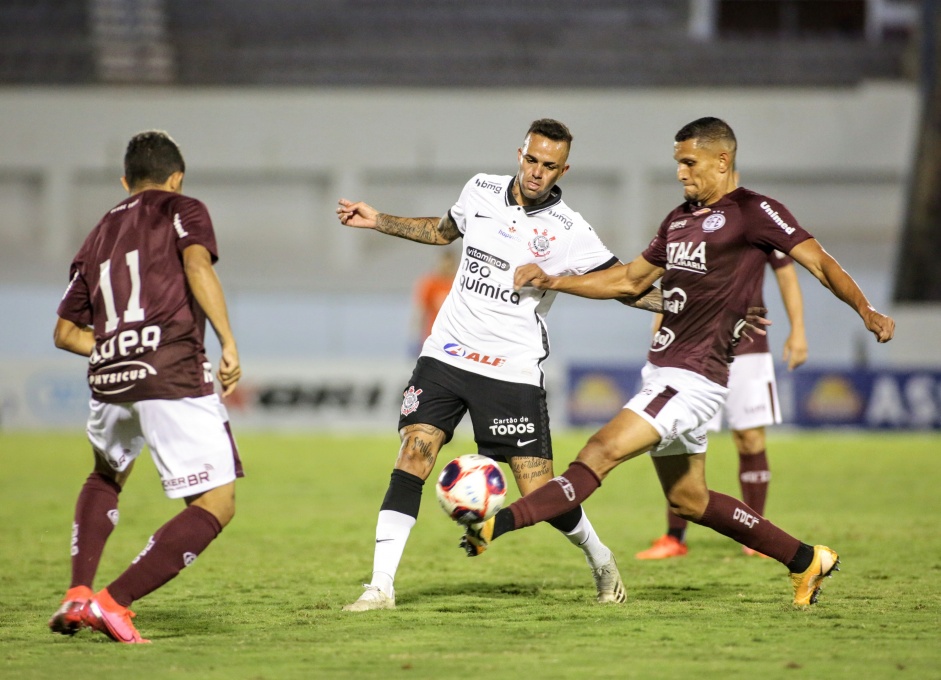 Luan durante jogo entre Corinthians e Ferroviria, na Fonte Luminosa