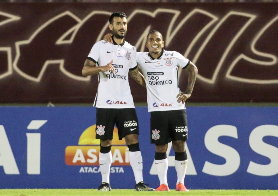 Otero e Camacho durante jogo entre Corinthians e Ferroviária, na Fonte Luminosa