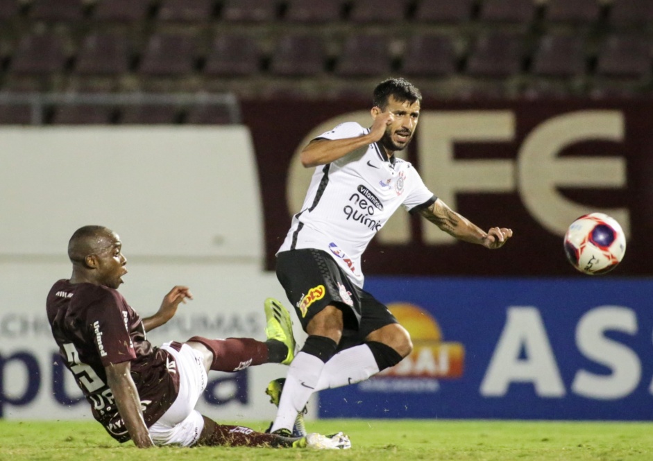 Volante Camacho durante jogo entre Corinthians e Ferroviária, na Fonte Luminosa
