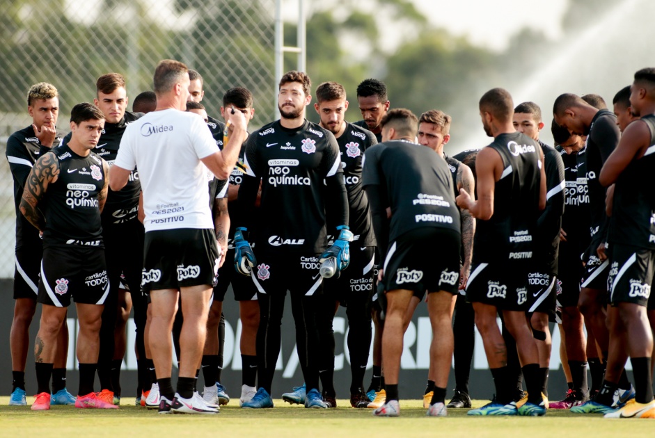 Elenco reunido durante treino do Corinthians no CT Joaquim Grava