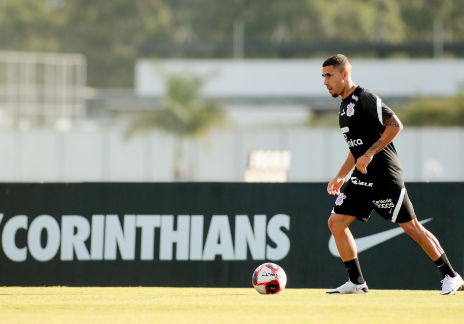 Gabriel durante treino do Corinthians no CT Joaquim Grava
