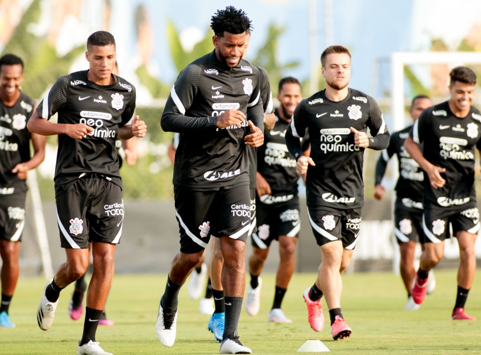 Gil e companheiros durante treino do Corinthians no CT Joaquim Grava