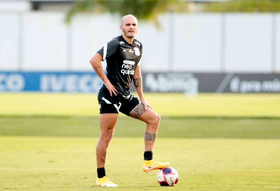 Lateral Fbio Santos durante treino do Corinthians no CT Joaquim Grava