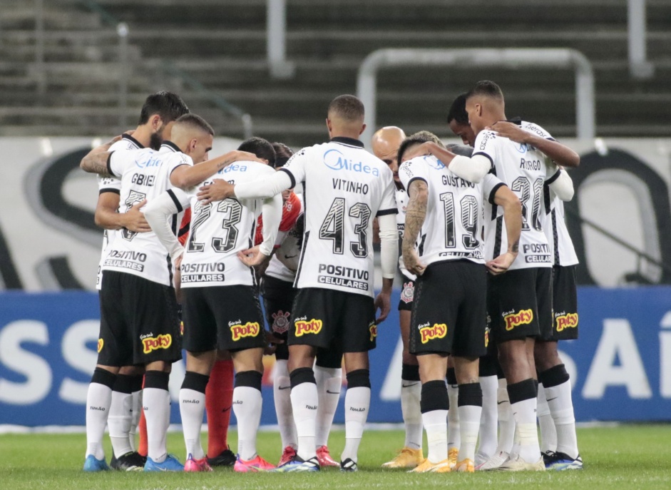 Elenco durante jogo entre Corinthians e So Bento, na Neo Qumica Arena