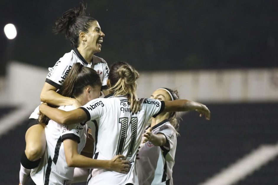 Elenco do Corinthians Feminino comemorando a vitria pela estreia do Brasileiro, contra o Napoli