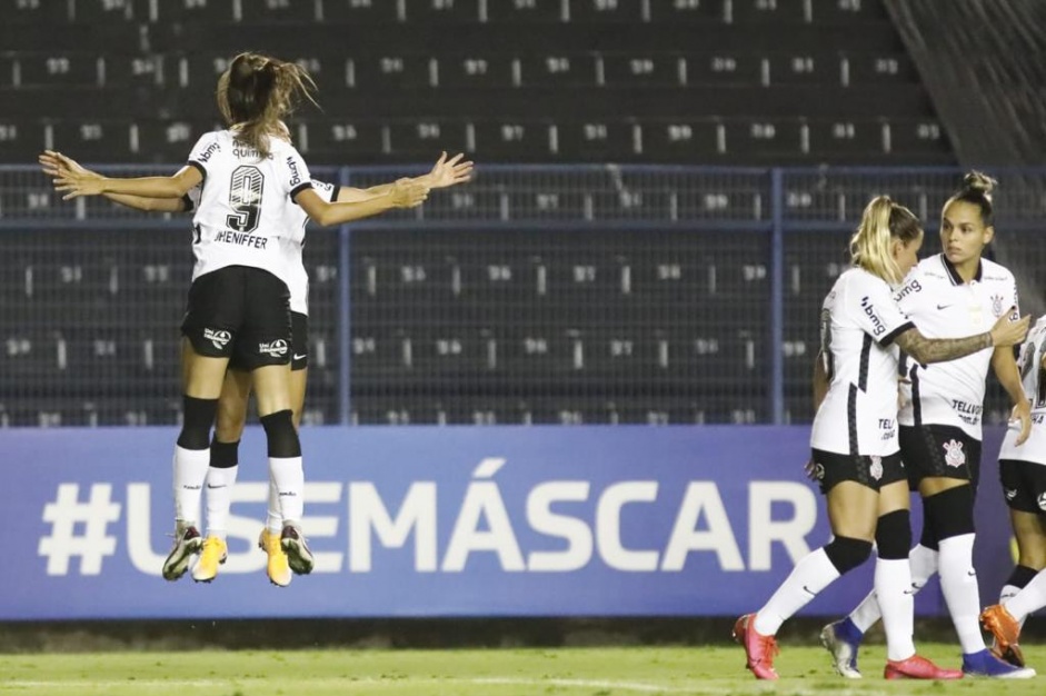 Jheniffer abriu o placar para o Corinthians Feminino, contra o Napoli, na estreia do Brasileiro