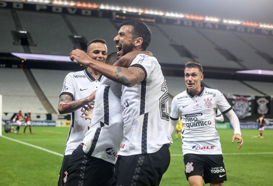 Jogadores do Corinthians comemoram o gol contra o Ituano, na Neo Qumica Arena