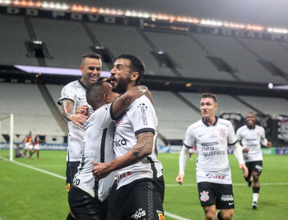 Otero, Camacho e companheiros comemorando o gol do venezuelano, contra o Ituano