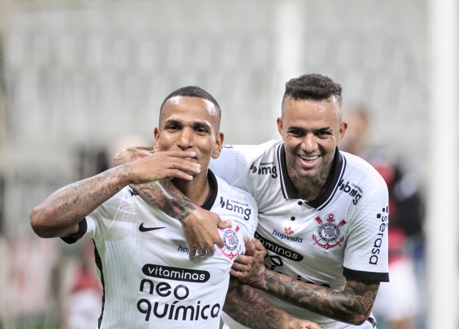 Otero e Luan felizes com o gol do venezuelano, pelo Campeonato Paulista, na Neo Química Arena