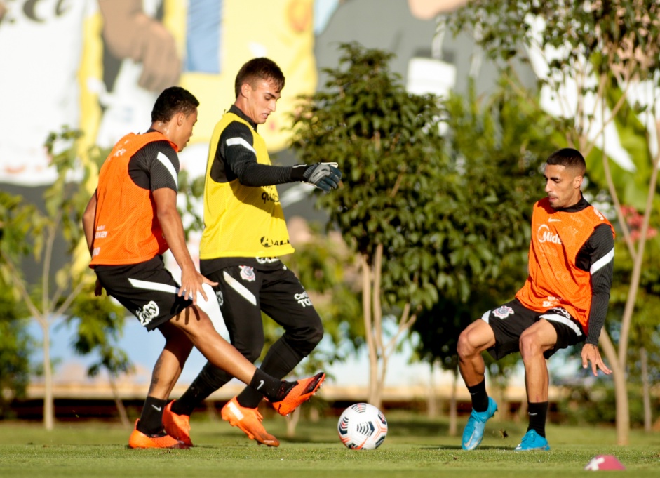 Mandaca, Donelli e Gabriel durante treino preparatrio para jogo contra o River Plate-PR