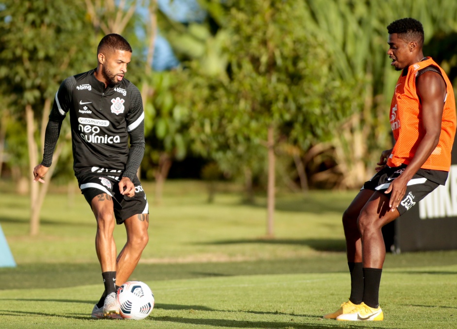 Vitinho e Jemerson durante treino preparatrio para jogo contra o River Plate-PR, pela Sul-Americana