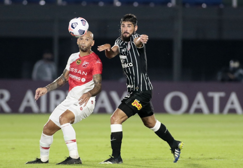 Bruno Mndez na partida contra o River Plate-PR, no estdio Defendores del Chaco, pela Sul-Americana