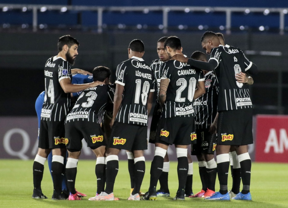 Elenco do Corinthians antes do jogo contra o River Plate-PR, no Defensores del Chaco