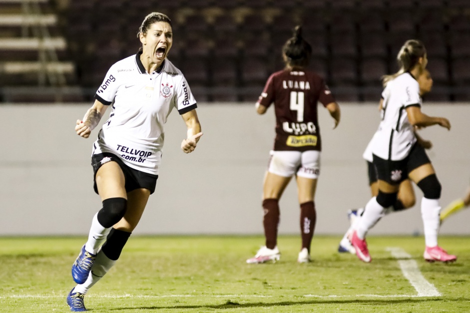 Gabi Zanotti comemorando seu gol contra a Ferroviria, pelo Brasileiro Feminino