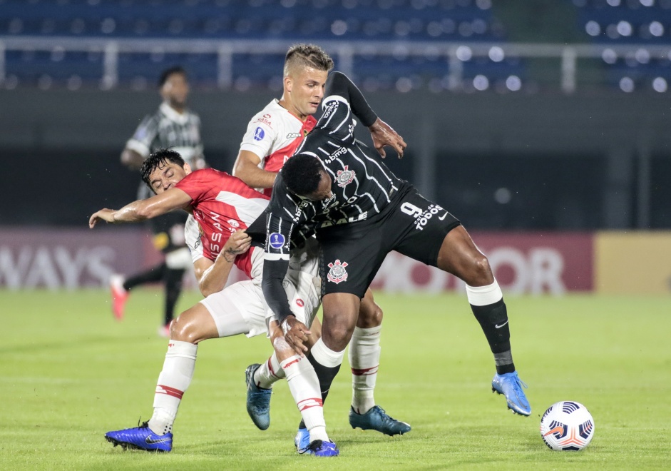 J na partida contra o River Plate-PR, no estdio Defendores del Chaco, pela Sul-Americana