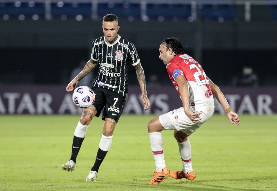 Luan na partida contra o River Plate-PR, no estdio Defendores del Chaco, pela Sul-Americana