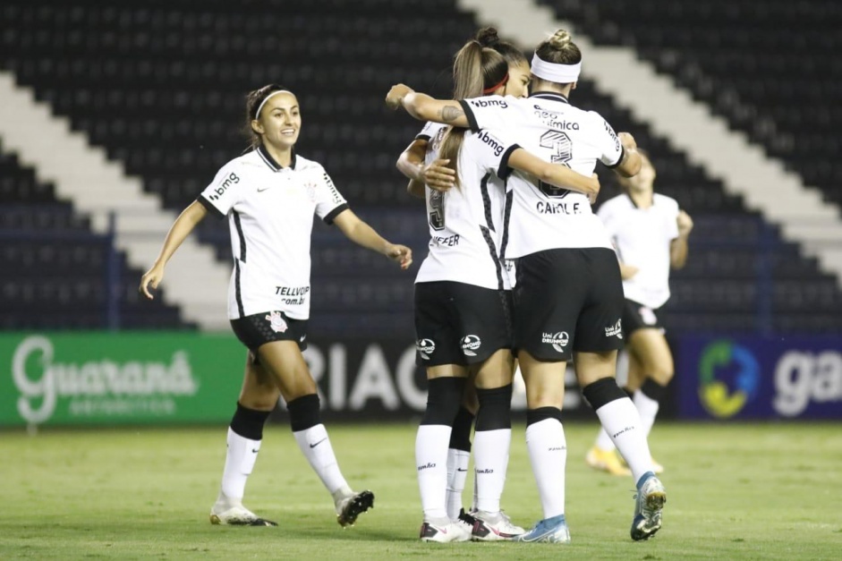 Elenco feminino do Corinthians no jogo contra o Botafogo, pelo Campeonato Brasileiro da categoria