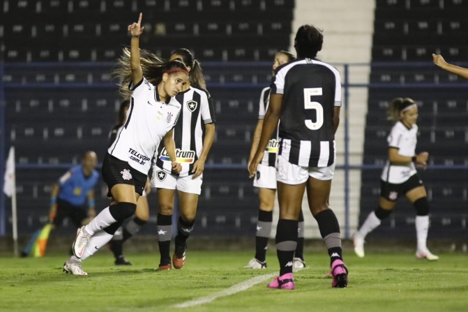 Jheniffer abriu o placar para o Corinthians Feminino, contra o Botafogo, pelo Brasileiro