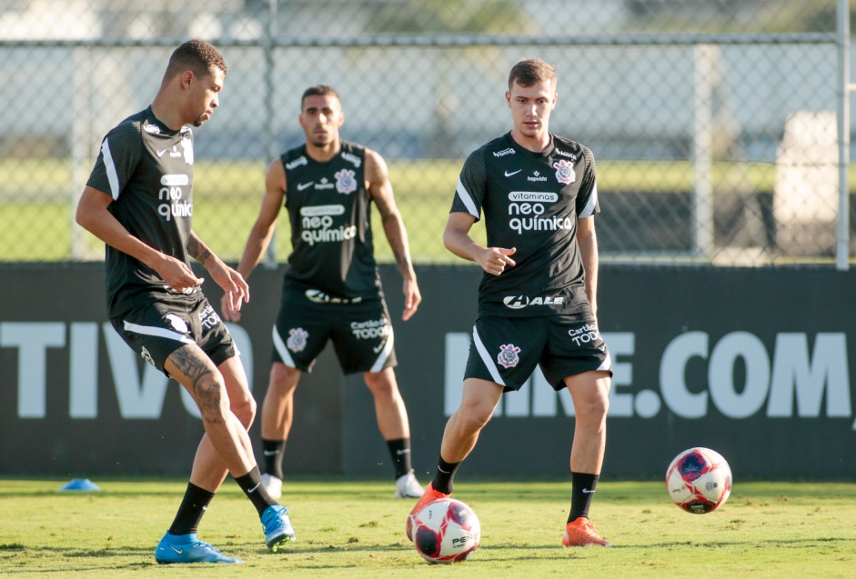 Joo Victor e Piton no ltimo treino do Corinthians antes do jogo contra o Santos, pelo Paulisto