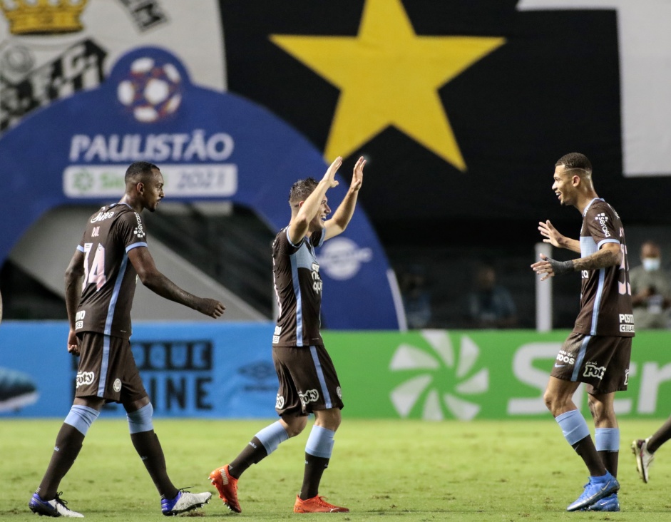 Lucas Piton comemorando seu gol contra o Santos, pelo Paulisto, na Vila Belmiro