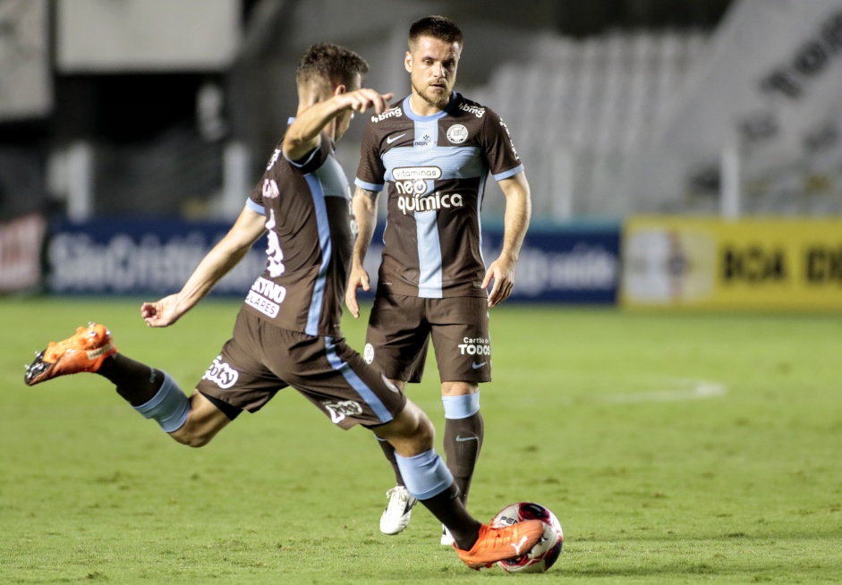 Lucas Piton e Ramiro durante duelo contra o Santos, pelo Campeonato Paulista, na Vila Belmiro