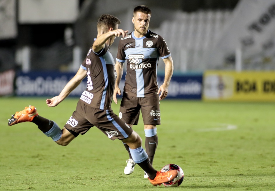 Lucas Piton e Ramiro durante duelo contra o Santos, pelo Campeonato Paulista, na Vila Belmiro Lucas Piton e Ramiro durante duelo contra o Santos, pelo Campeonato Paulista, na Vila Belmiro