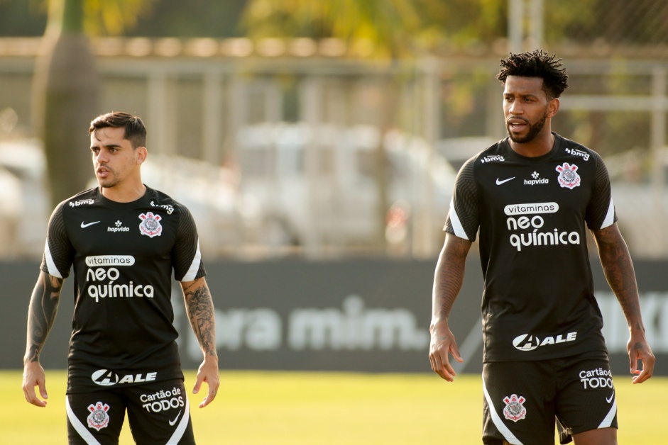 Fagner e Gil compe a defesa do Corinthians nesta quinta-feira