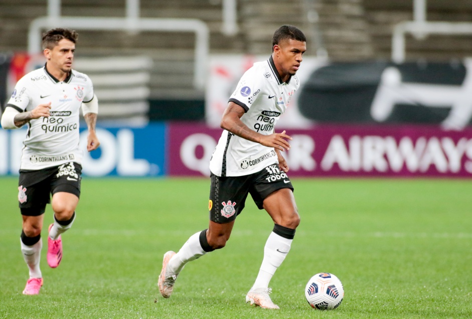 Fagner e Lo Natel na partida entre Corinthians e Pearol, pela Copa Sul-Americana