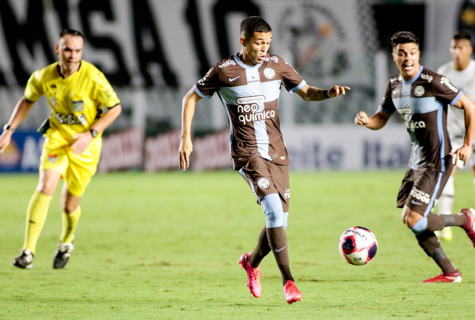 Adson e Roni durante jogo contra o Santos, pelo Campeonato Paulista 2021