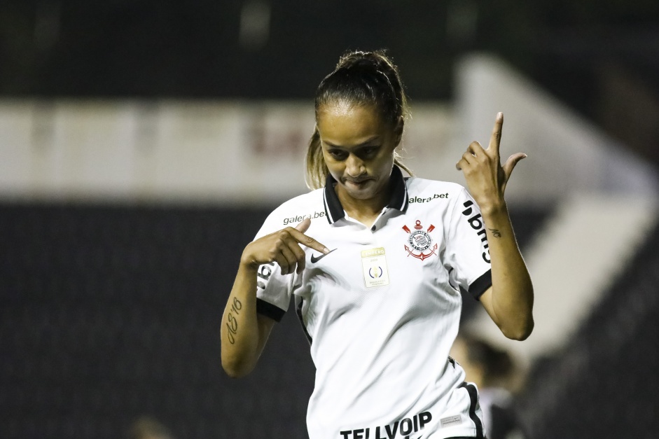 Atacante Adriana durante jogo entre Corinthians e Botafogo, pelo Campeonato Brasileiro Feminino