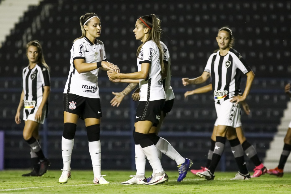 Crivelari e Jheniffer durante jogo entre Corinthians e Botafogo, pelo Campeonato Brasileiro Feminino