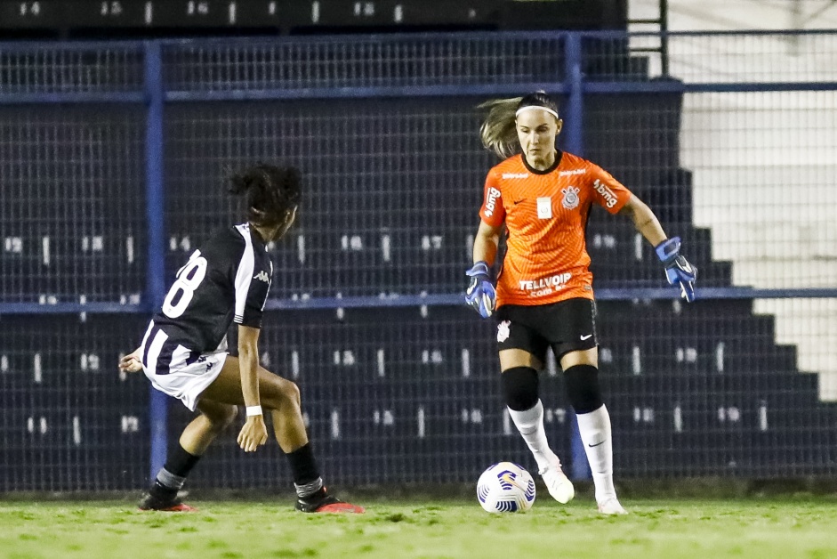 Crivellari teve jogar no gol na partida durante Corinthians e Botafogo, pelo Brasileiro Feminino